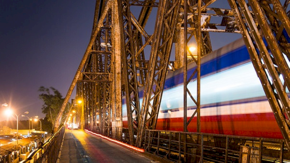 Watch the train runs by Long Bien Bridge by night 